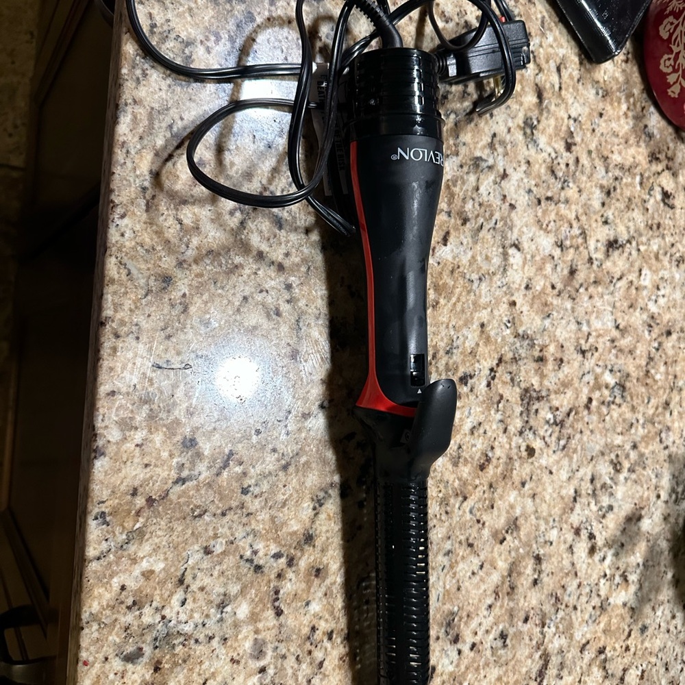 Like new revlon blow out curls one step iron.
